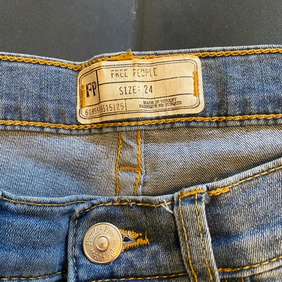 FREE PEOPLE LIGHT WASH SKINNY JEANS - Picture 3 of 3